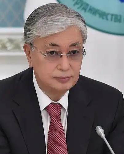 哈萨克斯坦这回算是把“摇摆”玩明白了，前脚刚跟美日签完稀土大单，后脚油轮就在黑海