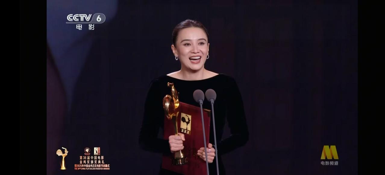 领奖的宋佳，露着美背，和后面大屏幕的证件照，反差好大呀。恭喜宋佳！
不过最开心的