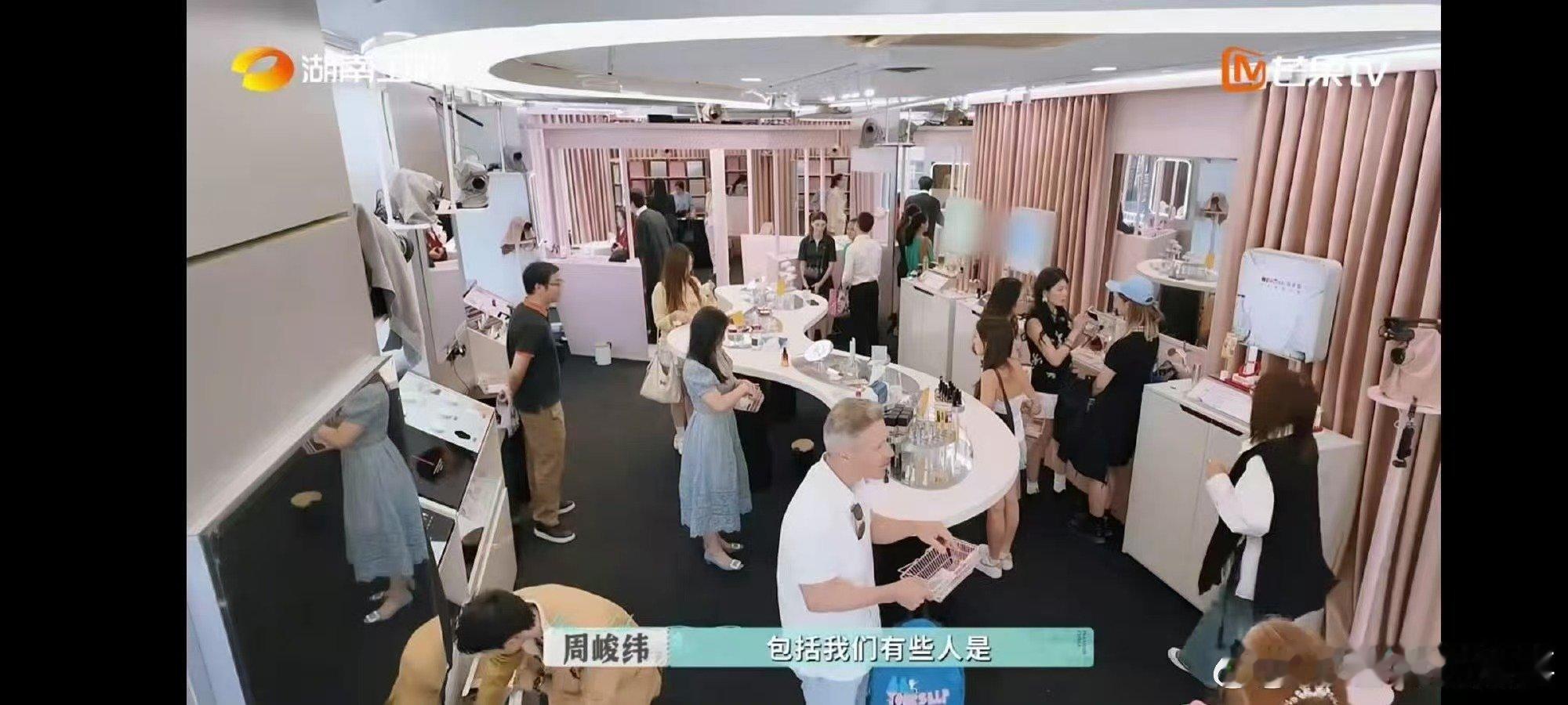 周峻纬鼓励西方顾客购物上大分巴黎合伙人 家人们，周峻纬这波操作太懂了！拉着西方顾