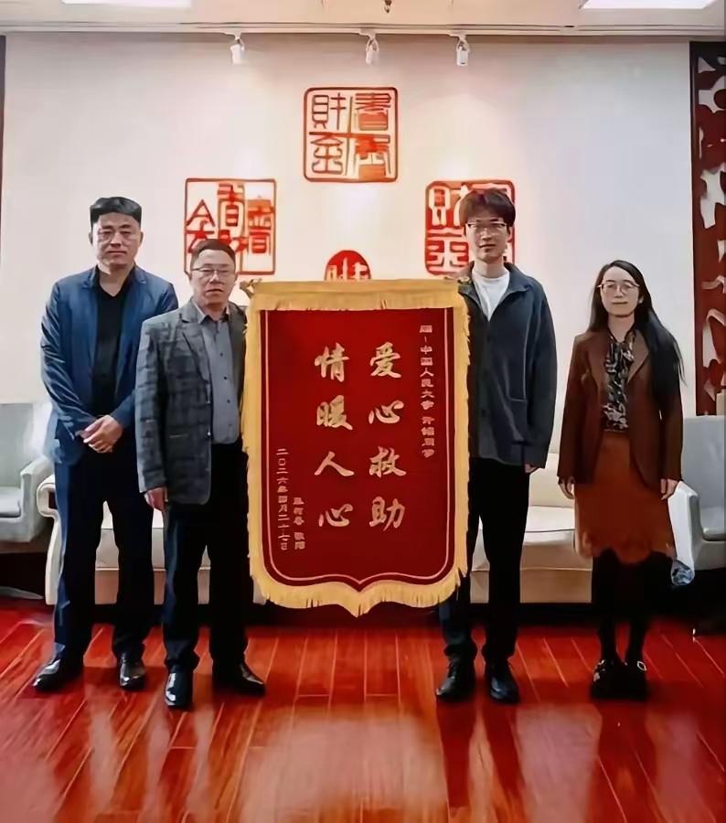 近日，北京两名大学生打网约车，司机突然半道让他们下车，谁料，接下来两个小伙的操作