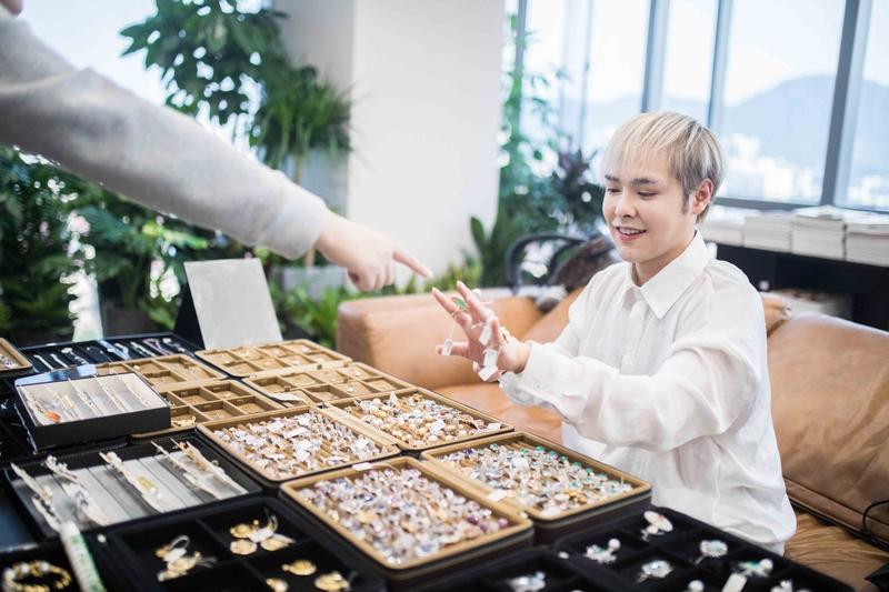 摆地摊想赚钱有不少门道。位置很关键，别扎堆，找独家位置，像学校、写字楼附近，下班