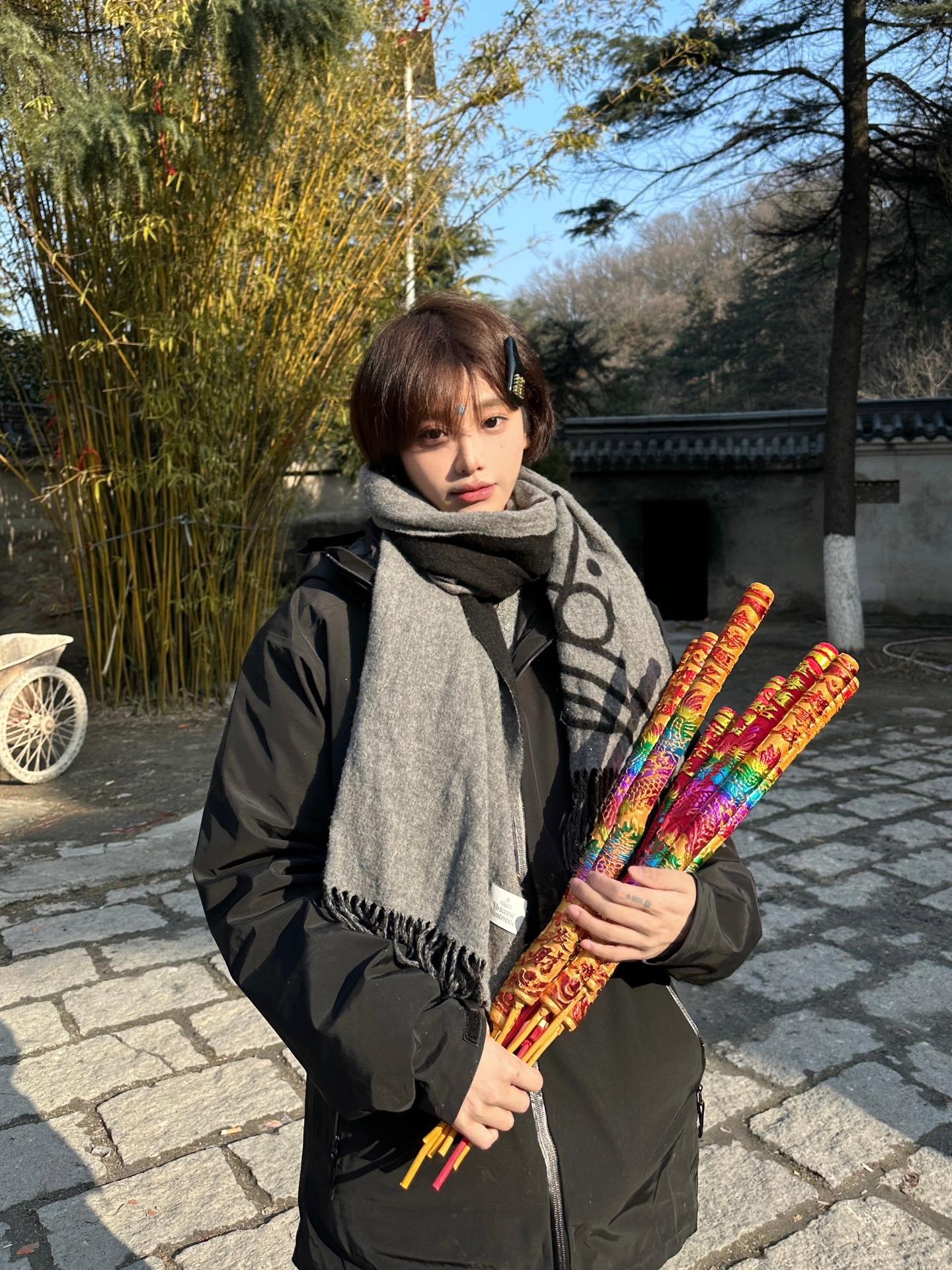 谁许你天上人间 谁同你恨海情天。