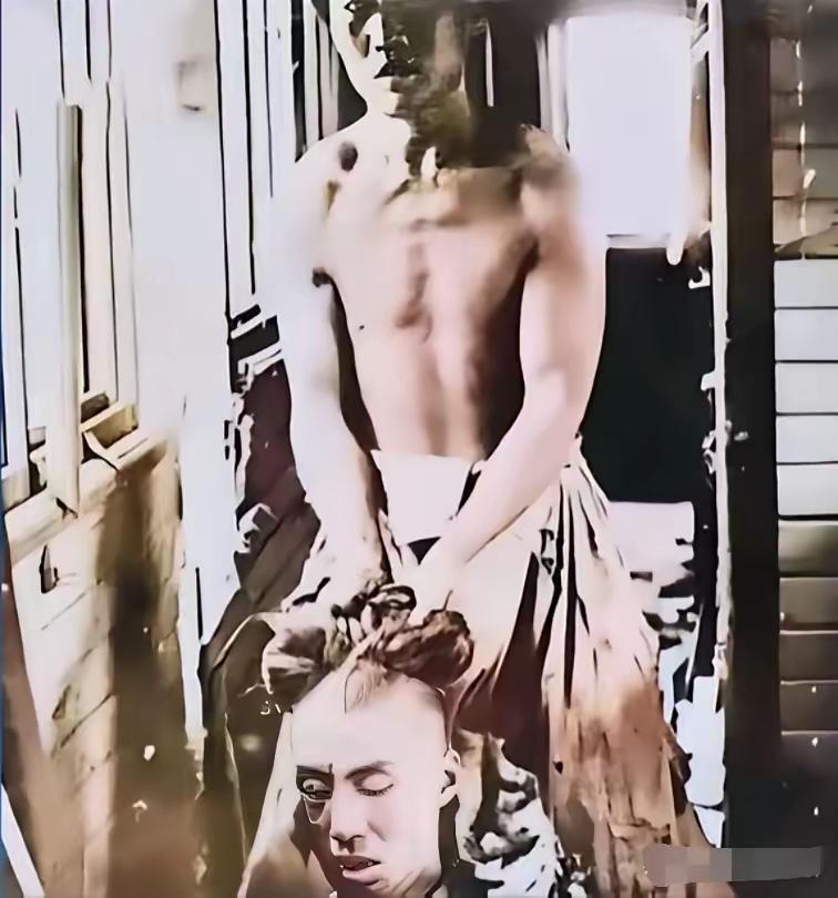 1905年的北京火车站，吴樾行刺失败后，被清军抓着辫子拖出车厢。

那场景，搁现