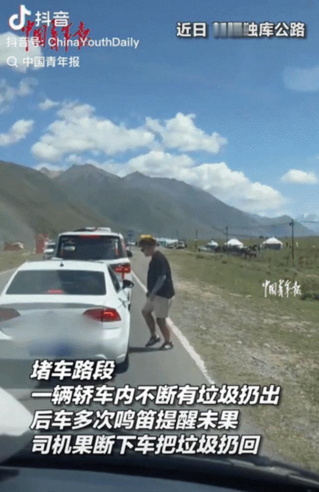 8月7日中午，新疆独库公路上演令人热议的一幕。33岁伊犁本地旅游领队冯先生驾车行