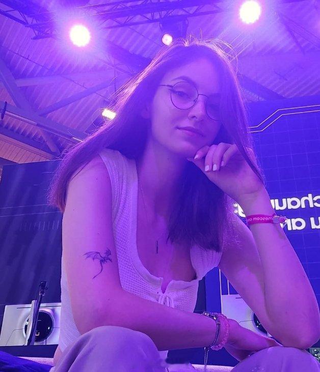 红牛杯主播队女选手Thunny近照，兄弟们觉得如何？   