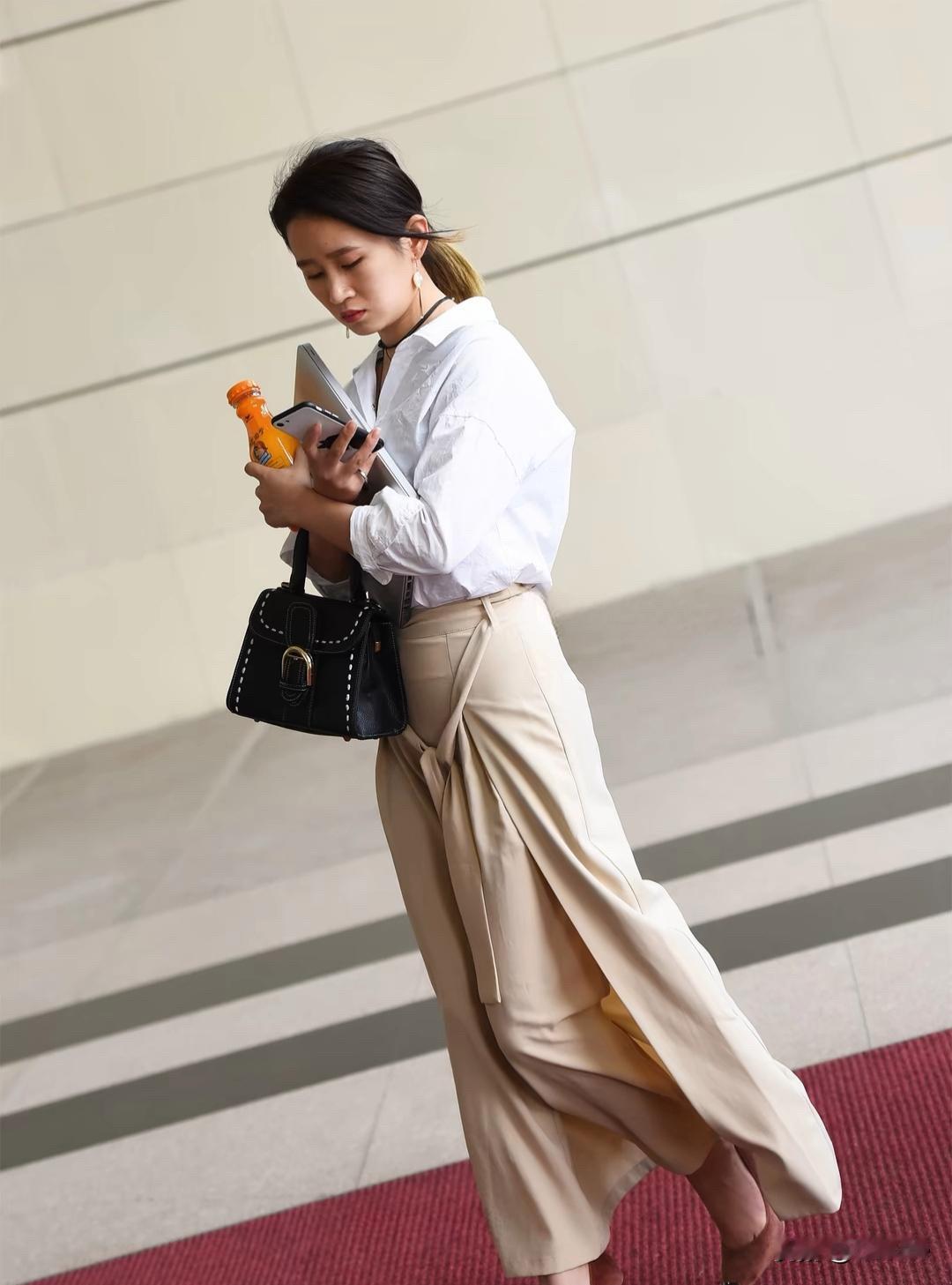 都市丽人穿搭指南：白色衬衫+米色长裙，优雅出街！