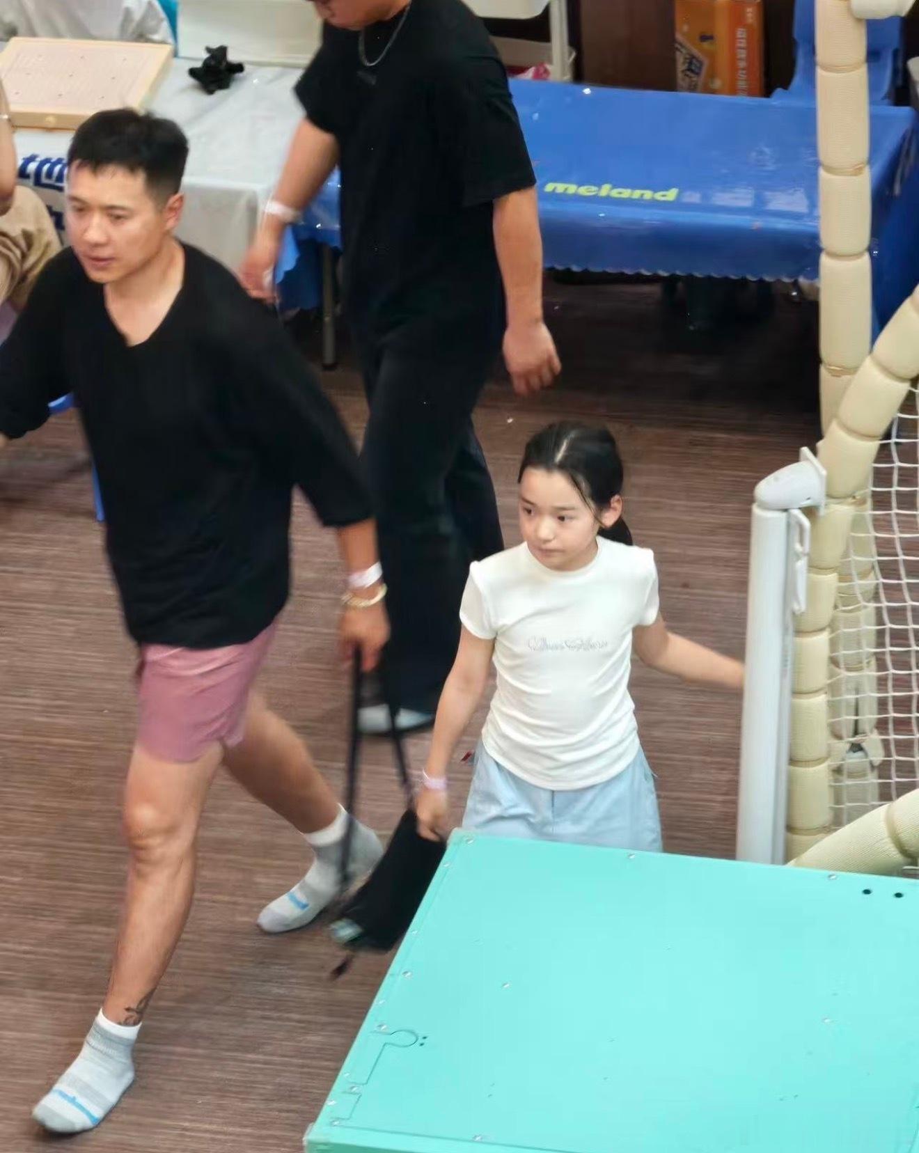 爸爸带小酒窝攀岩 高云翔和小酒窝攀岩被网友偶遇了，父女俩看着心情不错～不得不说作
