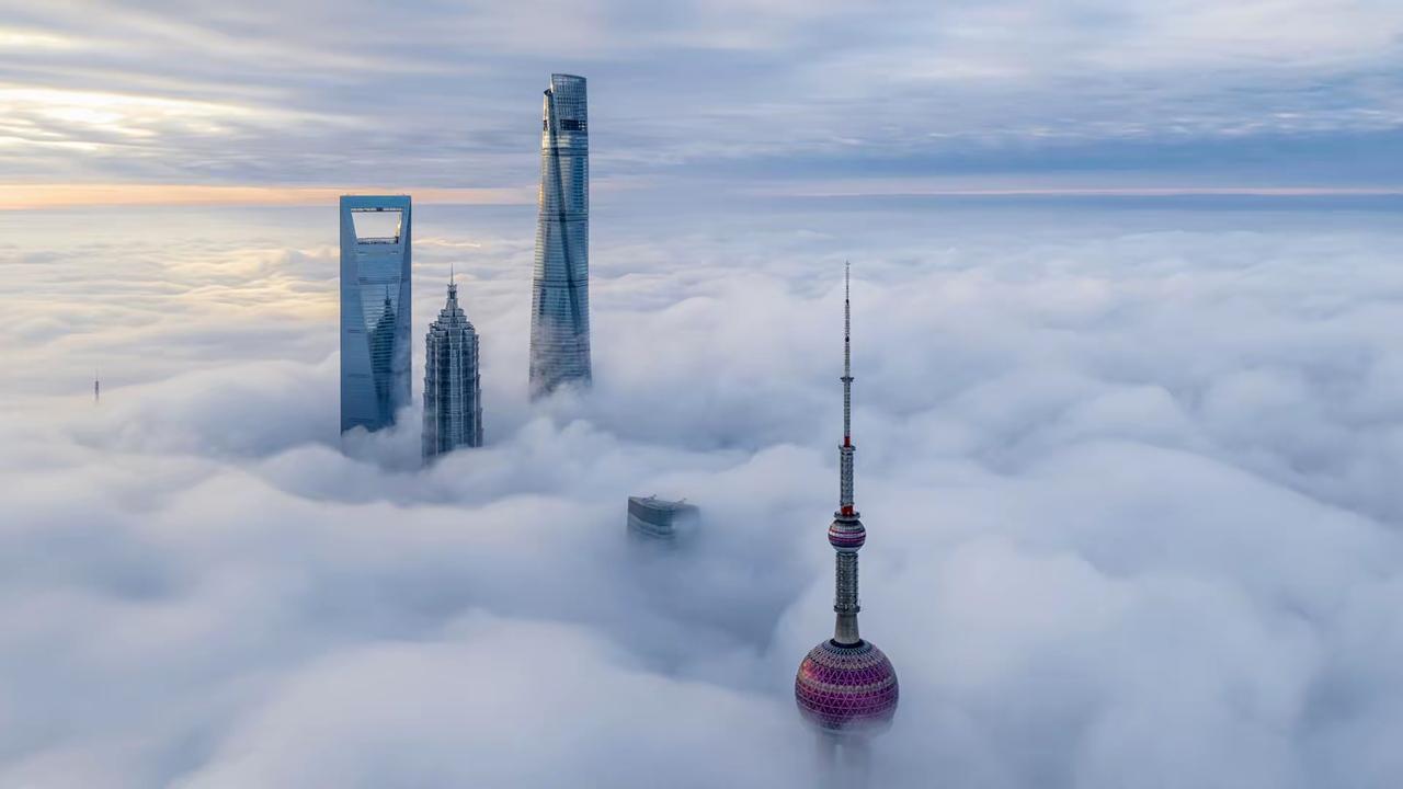 台风天上海摩天大楼肉眼明显摆动，为什么完全不用慌
 
一、先纠正误区：高楼会晃，