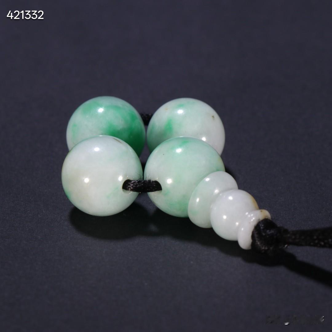 清代 翡翠隔珠三通。
规格：珠径1.47cm