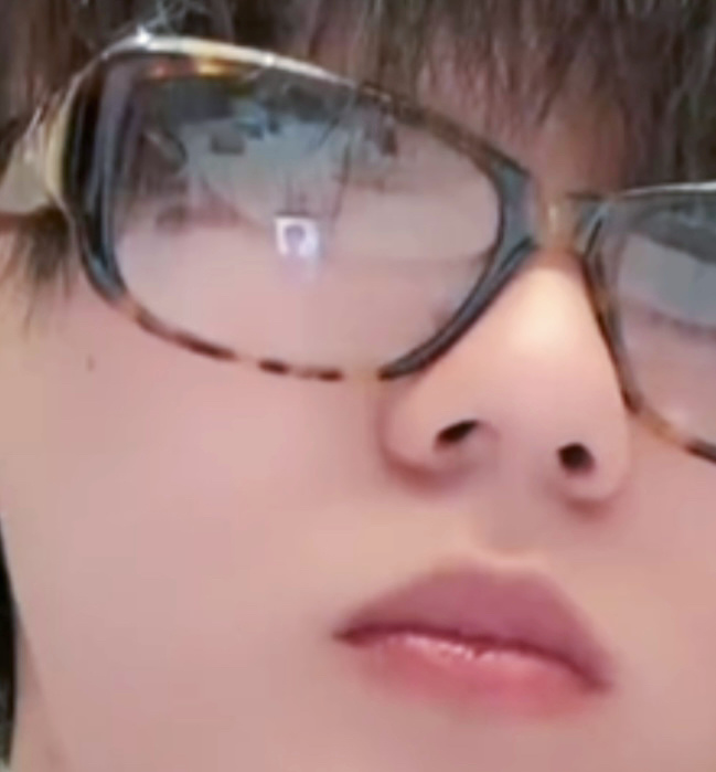 眼镜反光里的球球也好圆○苏新皓