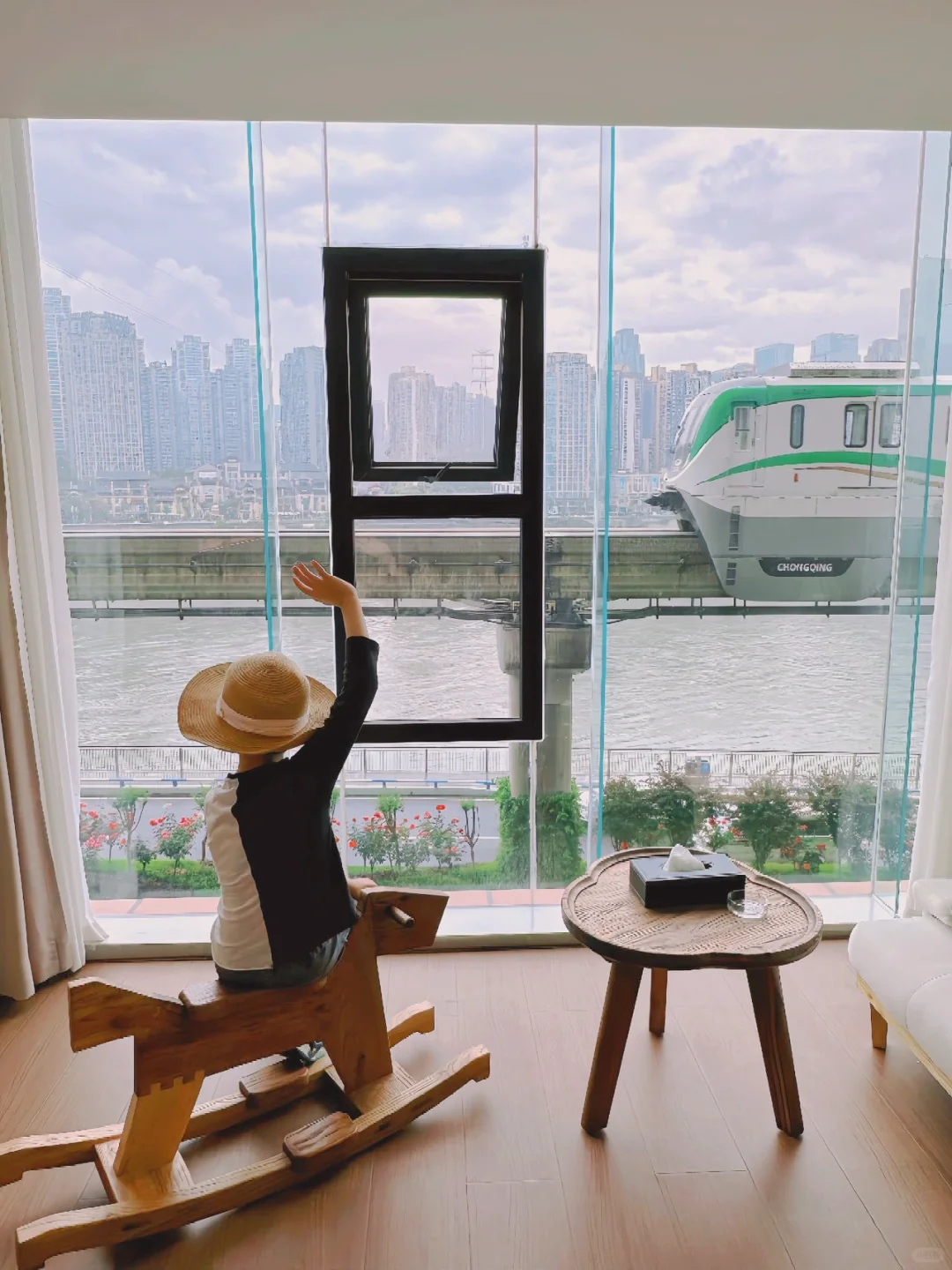 重庆亲子｜江景、轻轨绝美景观酒店泰爱啦！