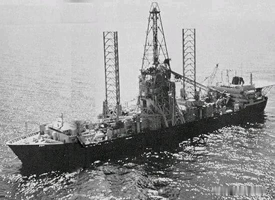 1968年3月8日，太平洋深处，苏联K-129号潜艇在执行巡逻任务时，毫无征兆地