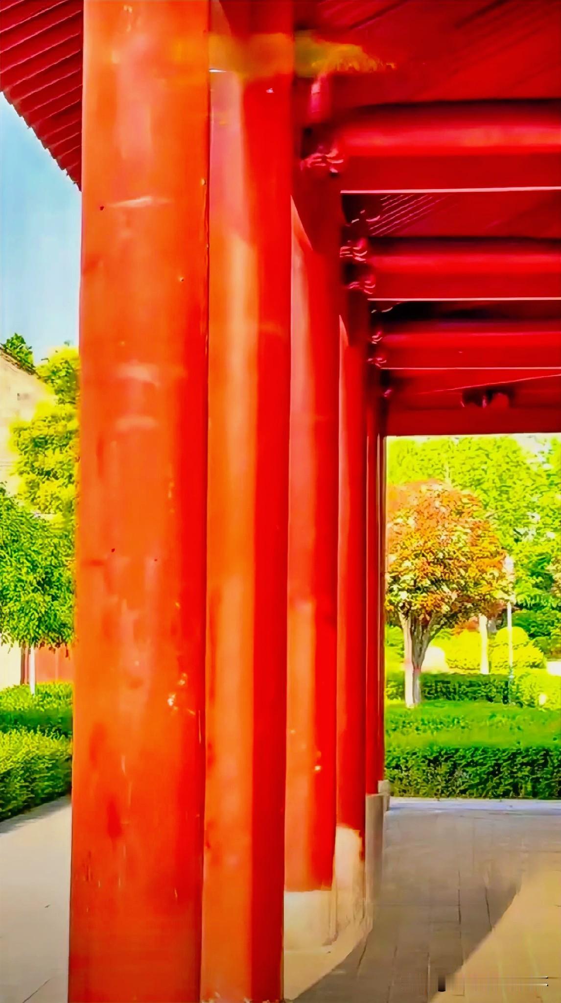 上联：莺飞蝶去黄昏近
下联：有请雅士[玫瑰][玫瑰][玫瑰]