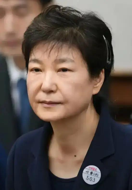 万万没想到，尹锡悦内乱罪一审宣判之际，出狱三年的朴槿惠竟然也惹上了官司！究竟是巧