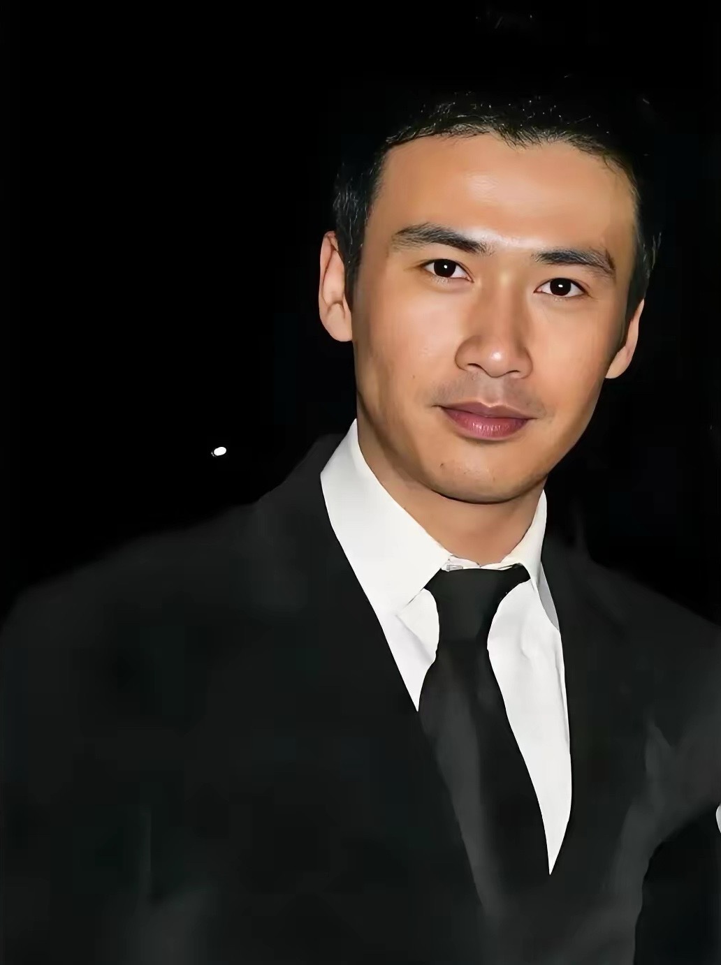 他拥有着完美无瑕的五官，还有着181的身高，这个来自山东济南的美男子从年轻一直帅