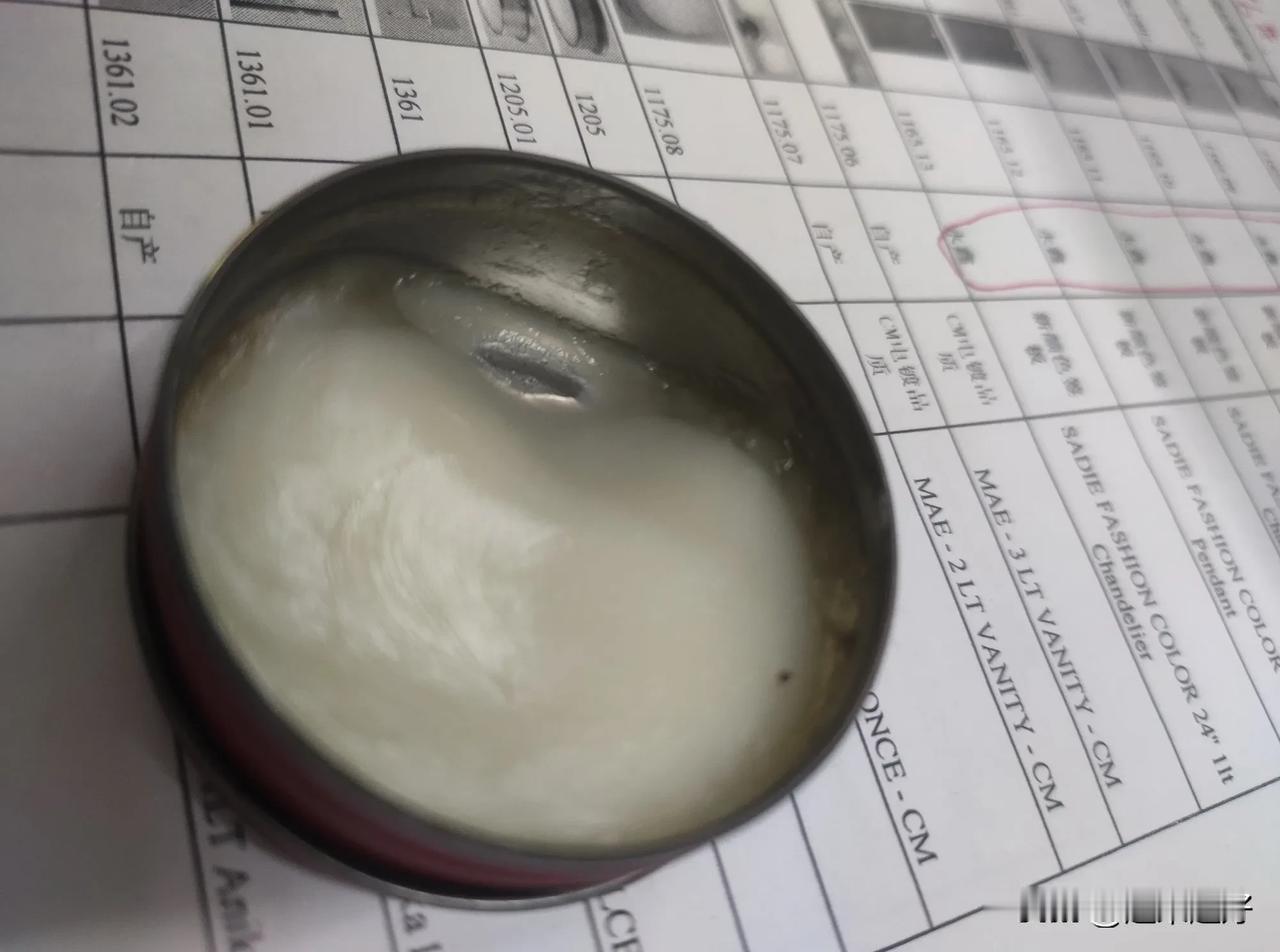昨天，同事说被蚊子叮了，感到身上好痒。
我就好心的把抽屉里的那盒清凉油拿出来给他