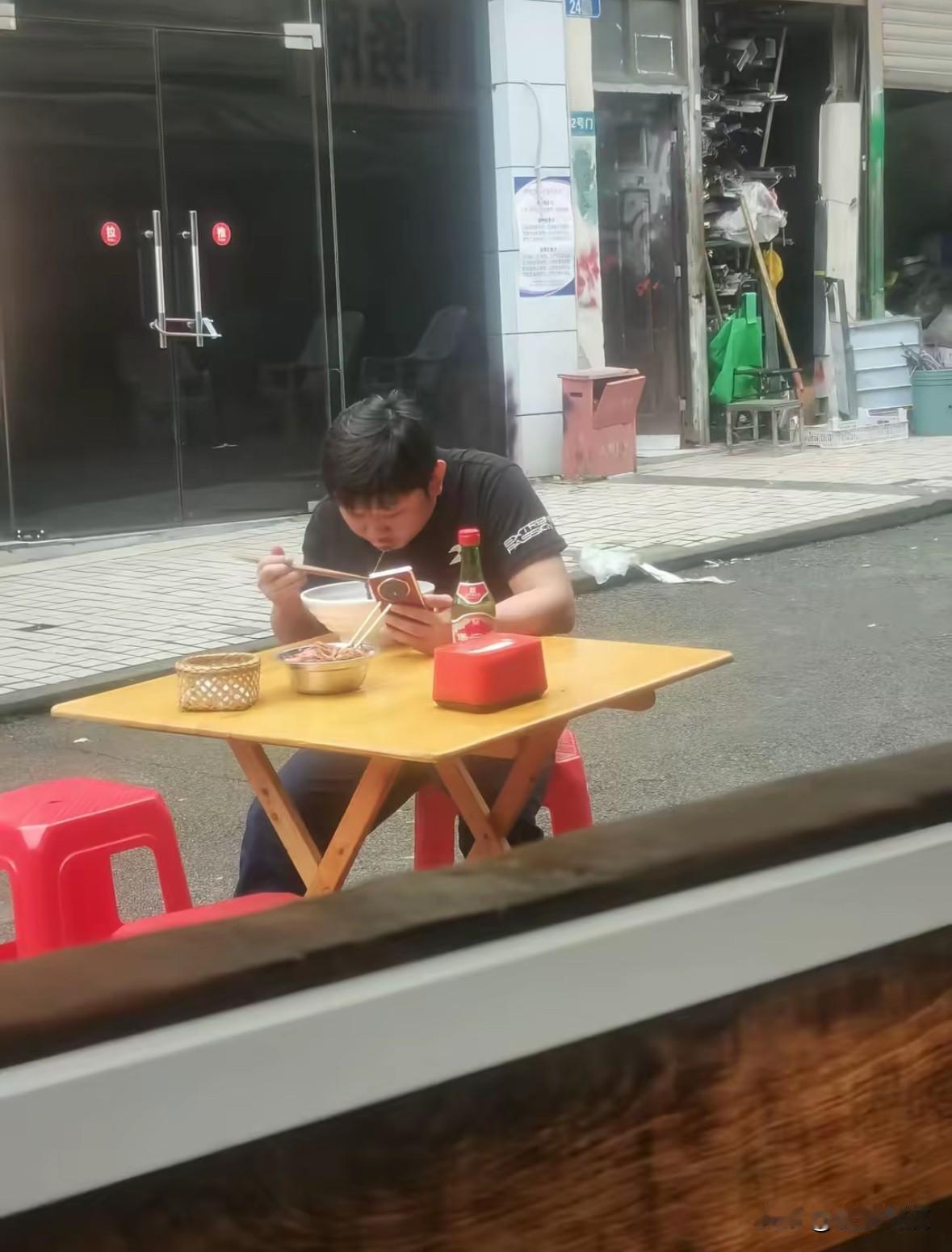 博主路边店吃重庆小面偶遇张雪，张总手持荣耀手机清晰亮眼，面馆阿姨称经常来。对此，