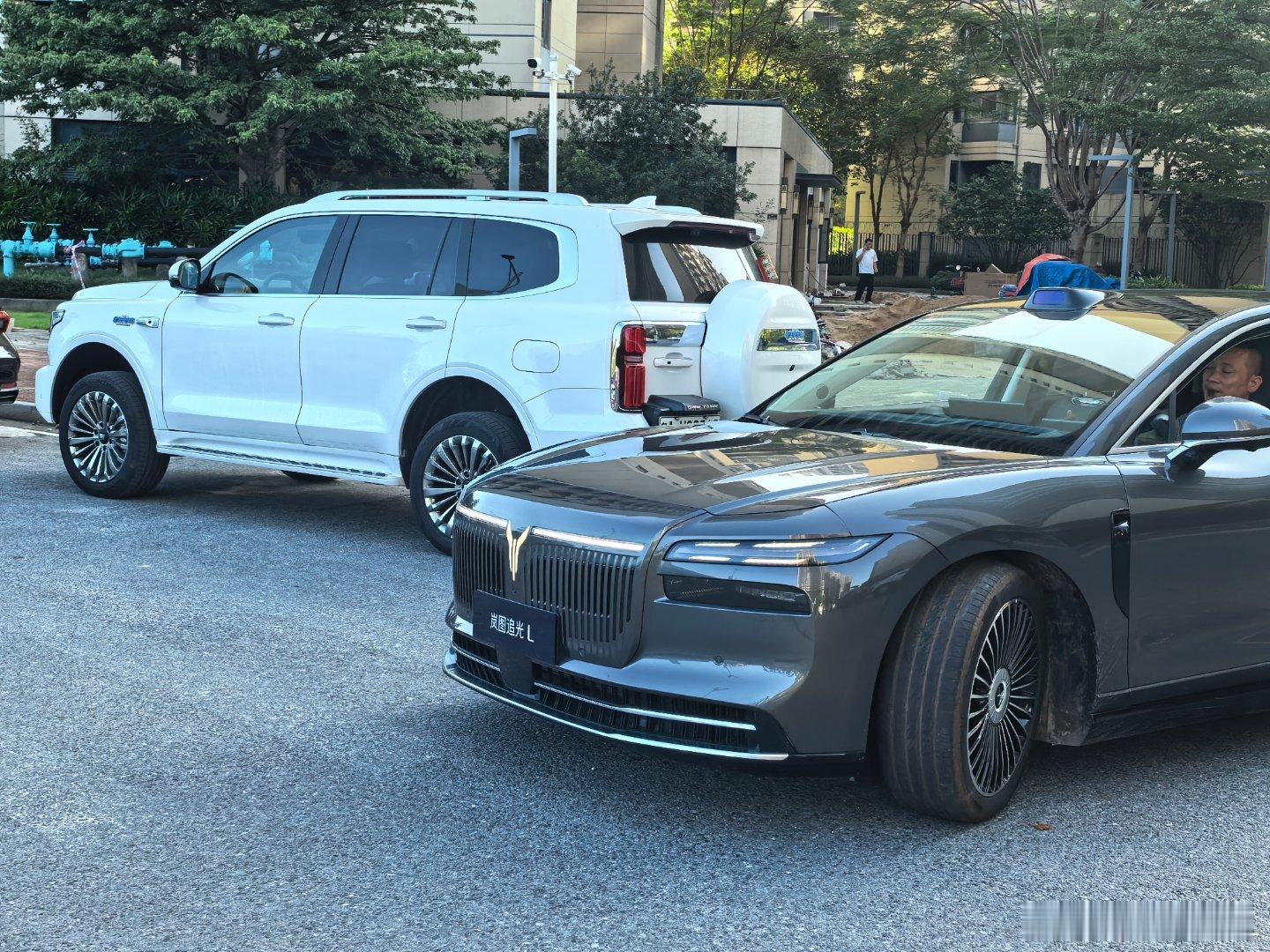 利用职务之便，借了台追光L。我发现我越来越喜欢这类中登车了。是不是意味着我离中年