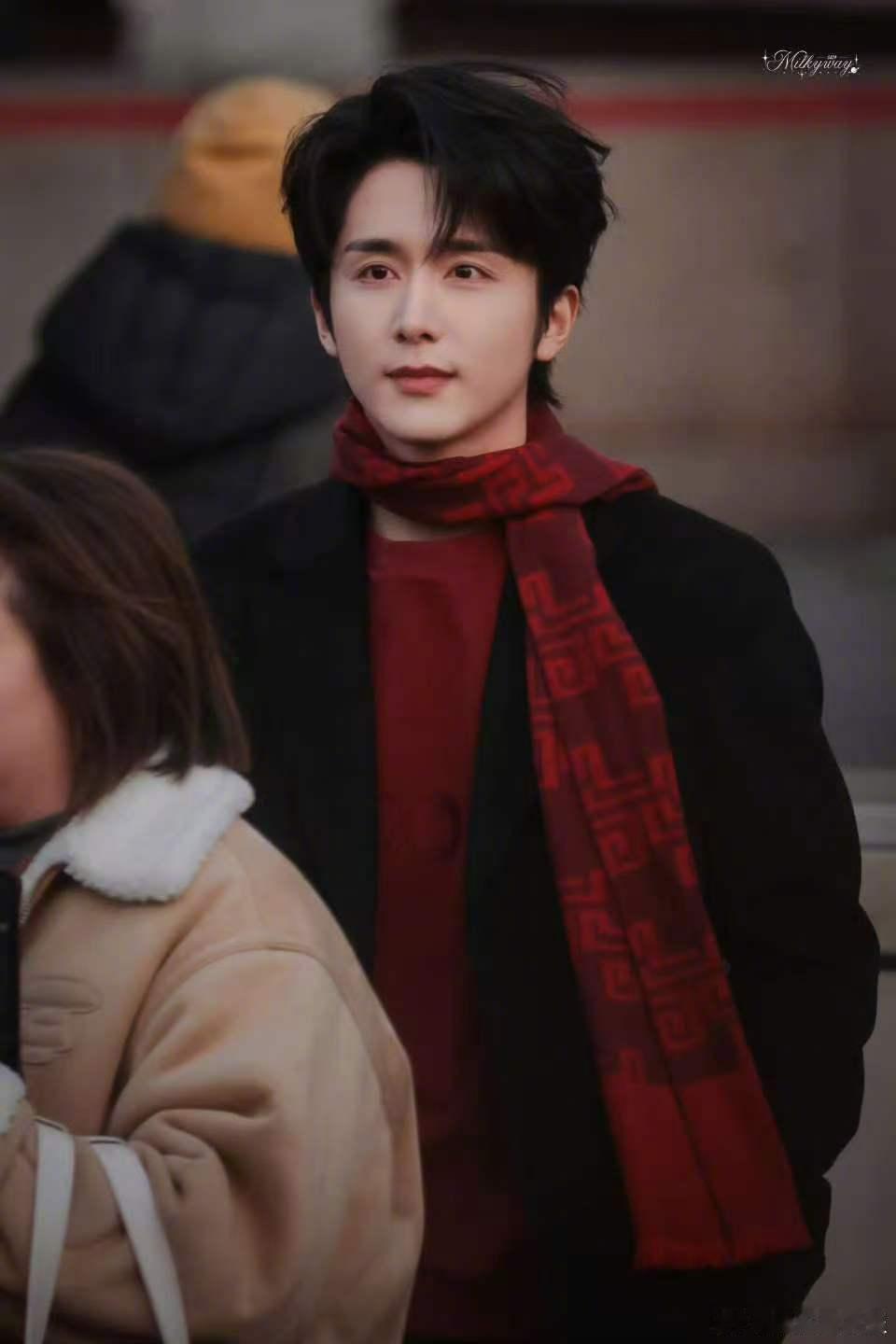 张新成在央视门口出片了 红黑配色可以焊在张新成身上了！张新成完全气场全开，每一帧