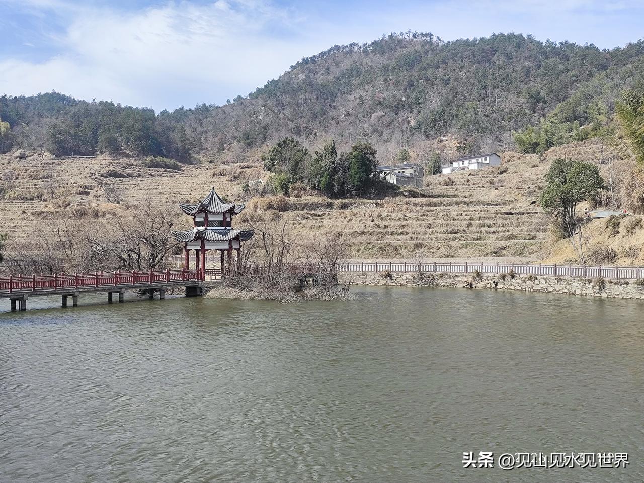 《人淡淡的，日子就顺顺的》
去年秋天，我在杭州西湖边遇到一位开茶馆的老先生。他的