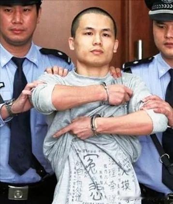 2013年，人民警察李才坤被判死刑！在面对录制镜头时，他突然伸出被拷住的双手将衣