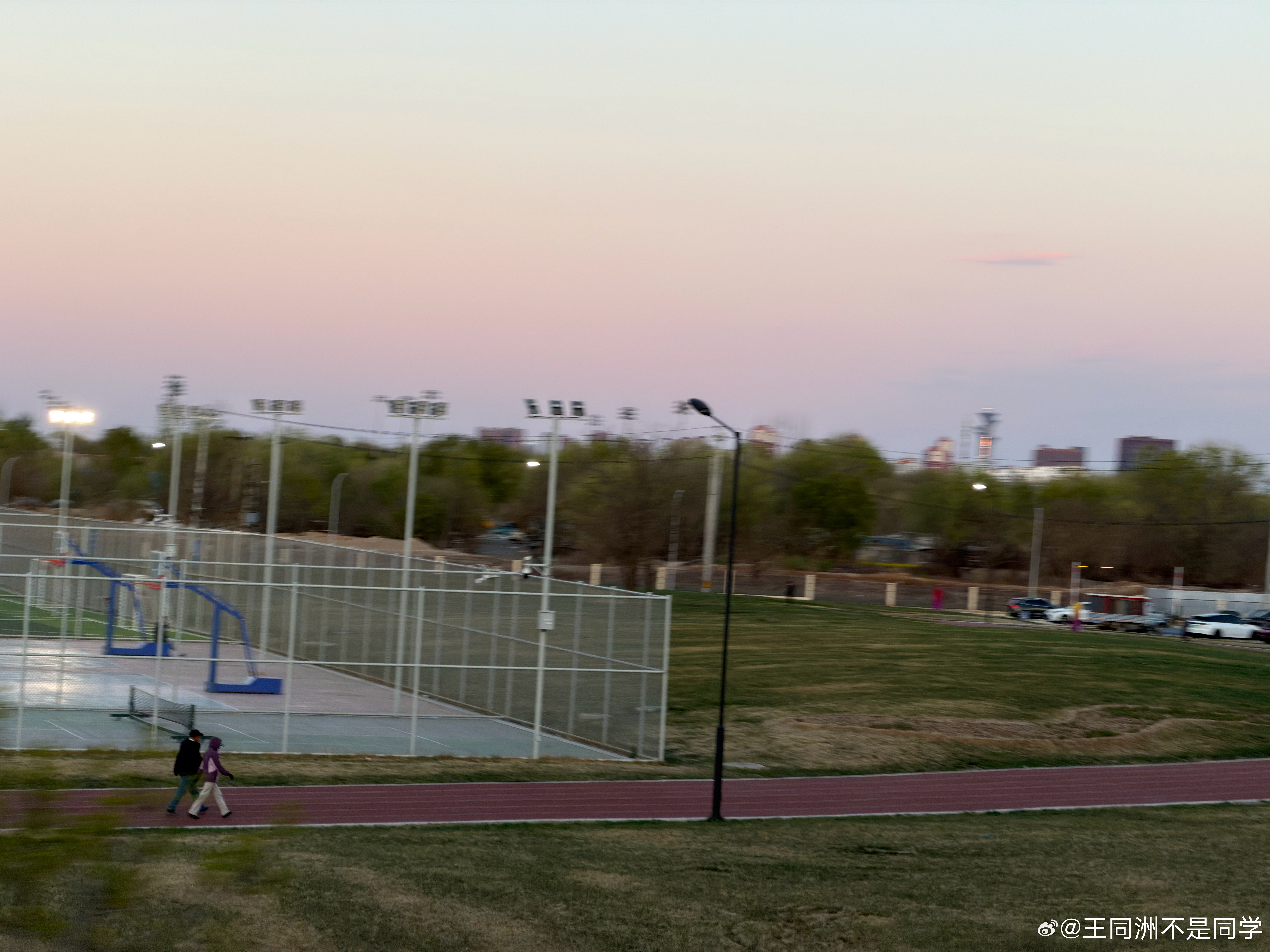 还是得多出门走啊朋友们下午看到了绝美的日落，手机拍不出来然后，海淀圆明园这一块，