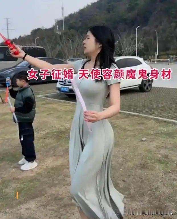 27岁女孩公开线上征婚
完美身材一夜爆火
网友：这谁扛得住
如今年轻人找对象愈发