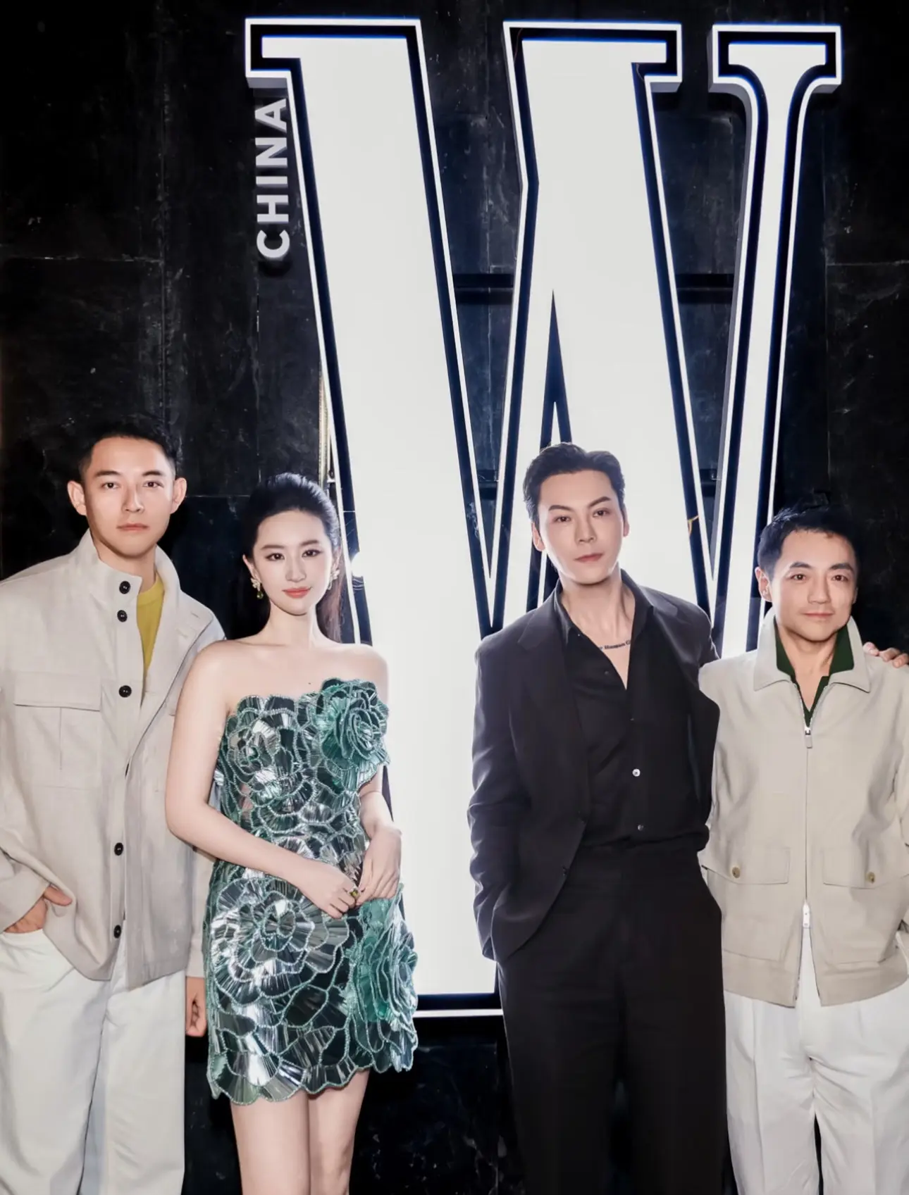 刘亦菲与W中文版CEO、主编合影。