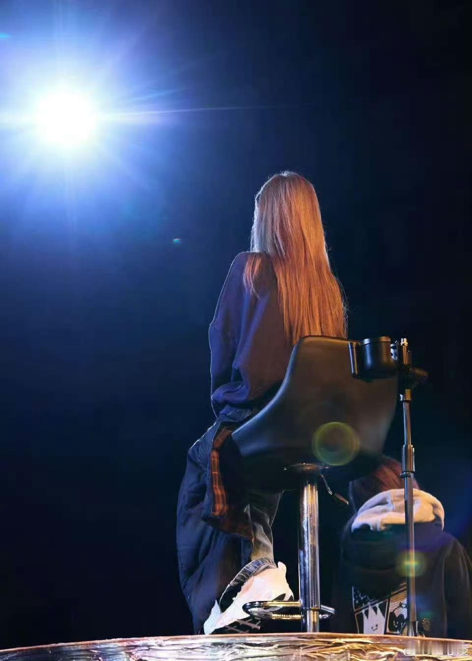 隔屏沦陷，王心凌的演唱会舞台太会了
 
我的目光刚落在王心凌演唱会的画面上，便瞬