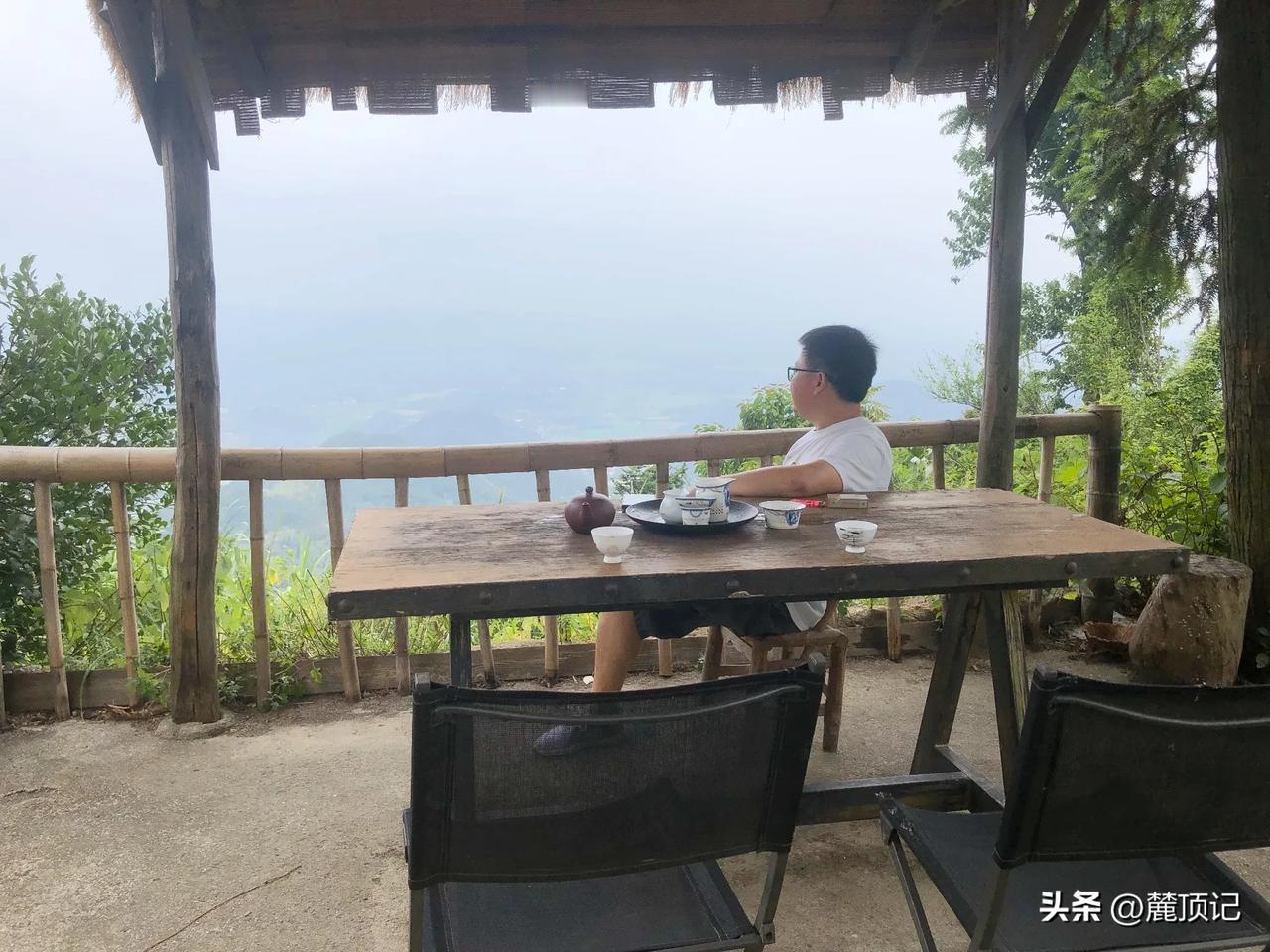 又是摸鱼躺平的一天，跑了一段时间的假发地推，感觉应该要给自己放天假了，跑到山顶老