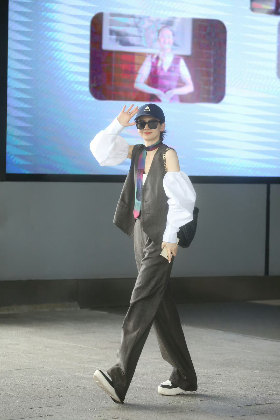 #戚薇把泡泡袖拆了穿胳膊上#小姐姐总是能够大胆的尝试，勇于突破极限。她能把泡泡袖