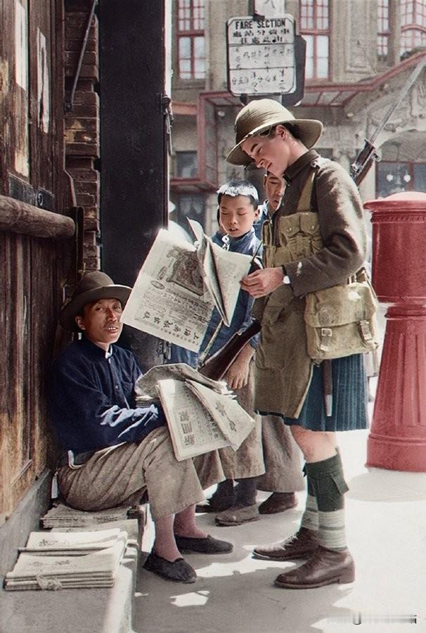 1925年的上海，一位身着苏格兰传统军装的士兵，正驻足于街角的一个报刊摊前，准备