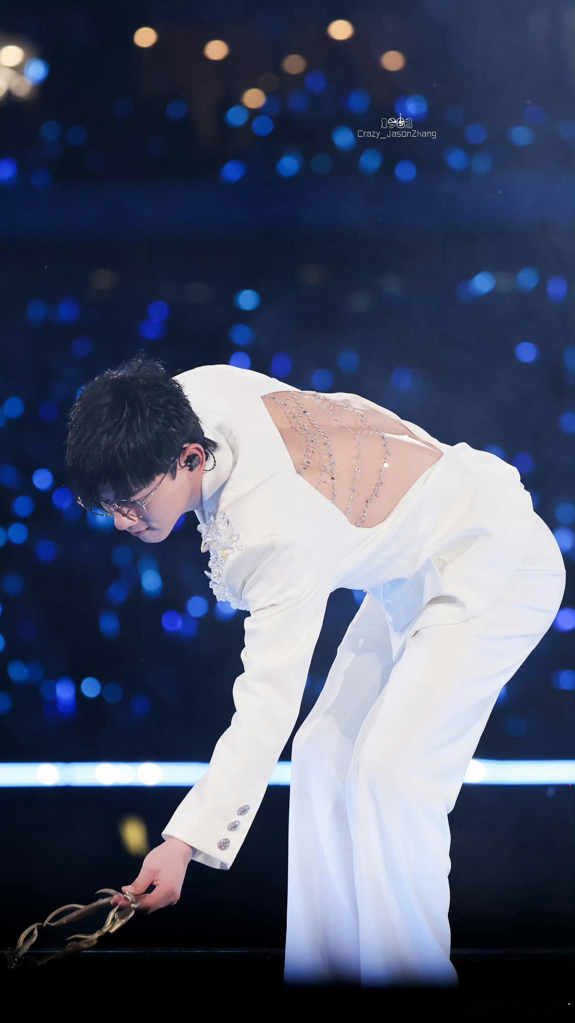 正式确诊为张杰屁股粉张杰一个背影就杀疯全场，《逆战》合唱震得耳鸣，白西装扭腰瞬间