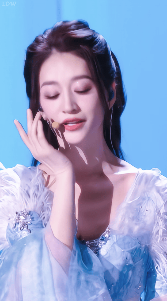 首先飘过来的是姐姐的香气 