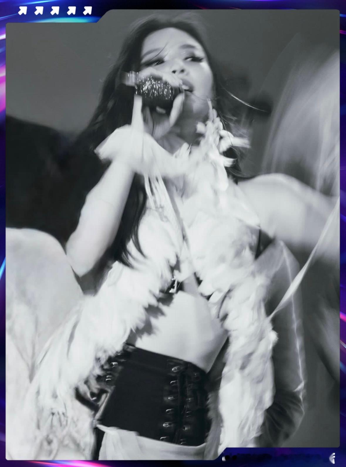 Jennie ins更新LOLLAPALOOZA音乐节照片📷“很高兴能与你们分