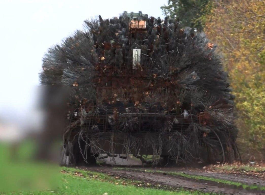 俄军的坦克，像个马桶刷子。这不是万圣节的装扮，俄军不需要装扮，因为他们一直就是乌