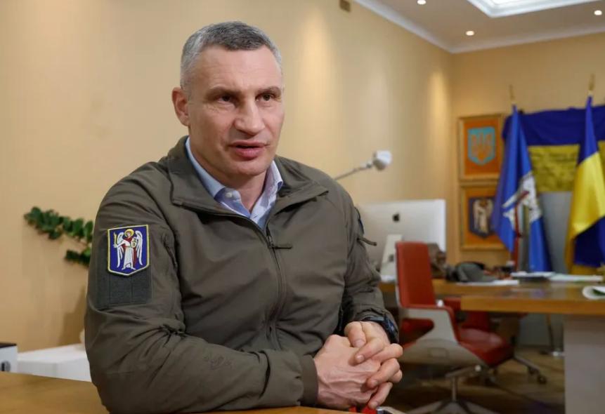 记者追问基辅市长：“为什么你的孩子没有留在乌克兰参战？”

他回答得也干脆，三个