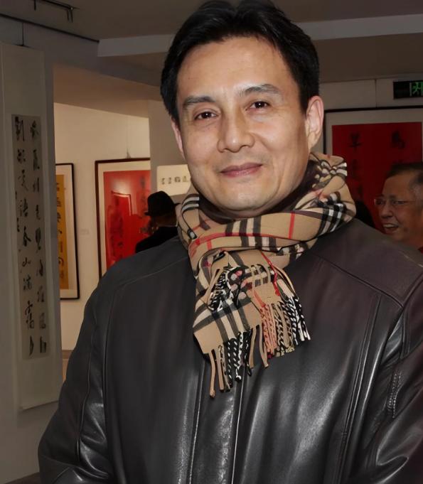 2004年，拍摄《小鱼儿与花无缺》时，王伯昭被张卫健和谢霆锋痛打住院。当时拍的是