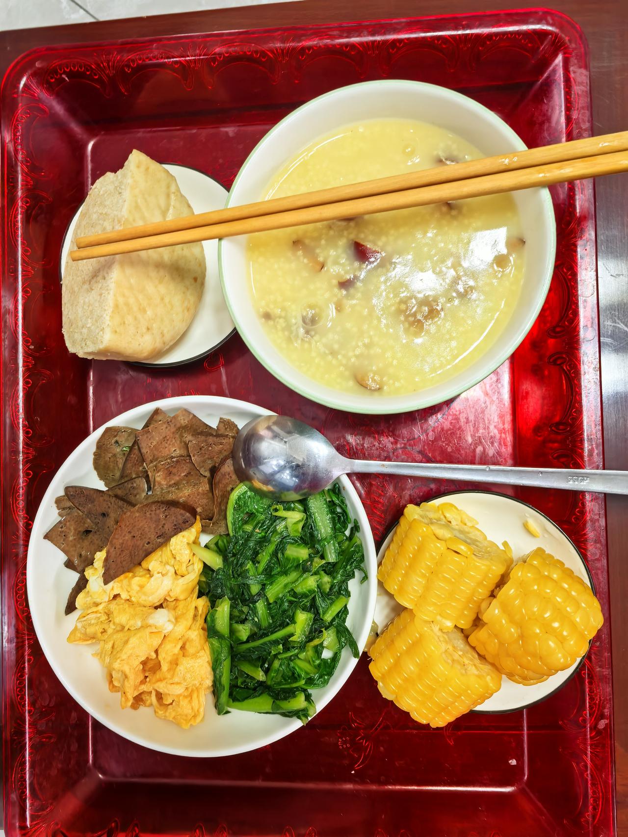 全麦面馒头一块，红枣山药小米粥。
鸡蛋＋油麦菜＋猪肝，玉米我的早餐日记