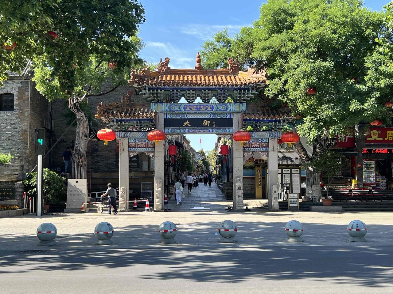 淄博有着深厚的文化底蕴，缘何靠＂烧烤＂出圈。淄博坐拥三千年泱泱齐风，是春秋齐国都