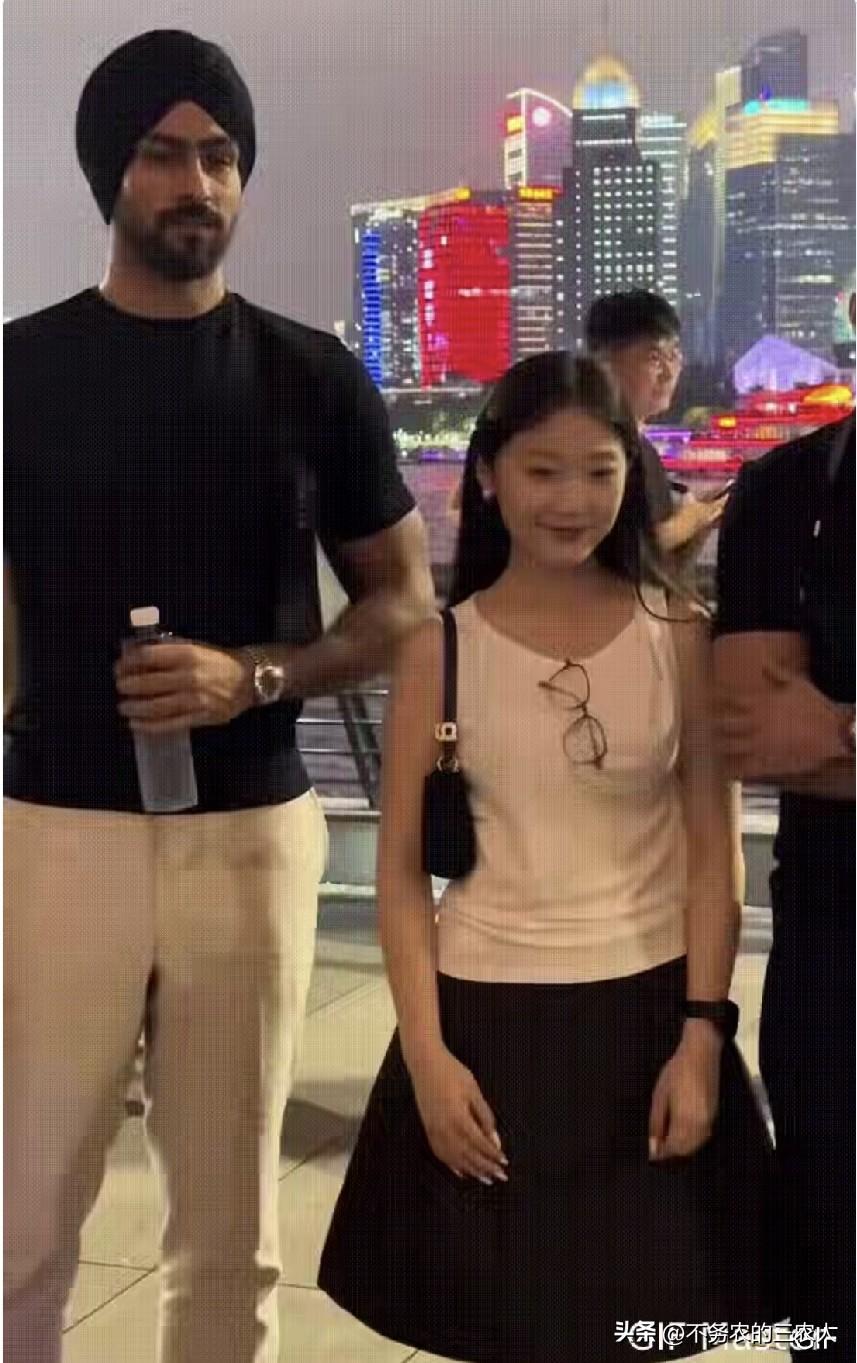 印度人向来有着谜一般的自信，这下可好，他们一来到中国，便成了中国女孩眼中的香饽饽