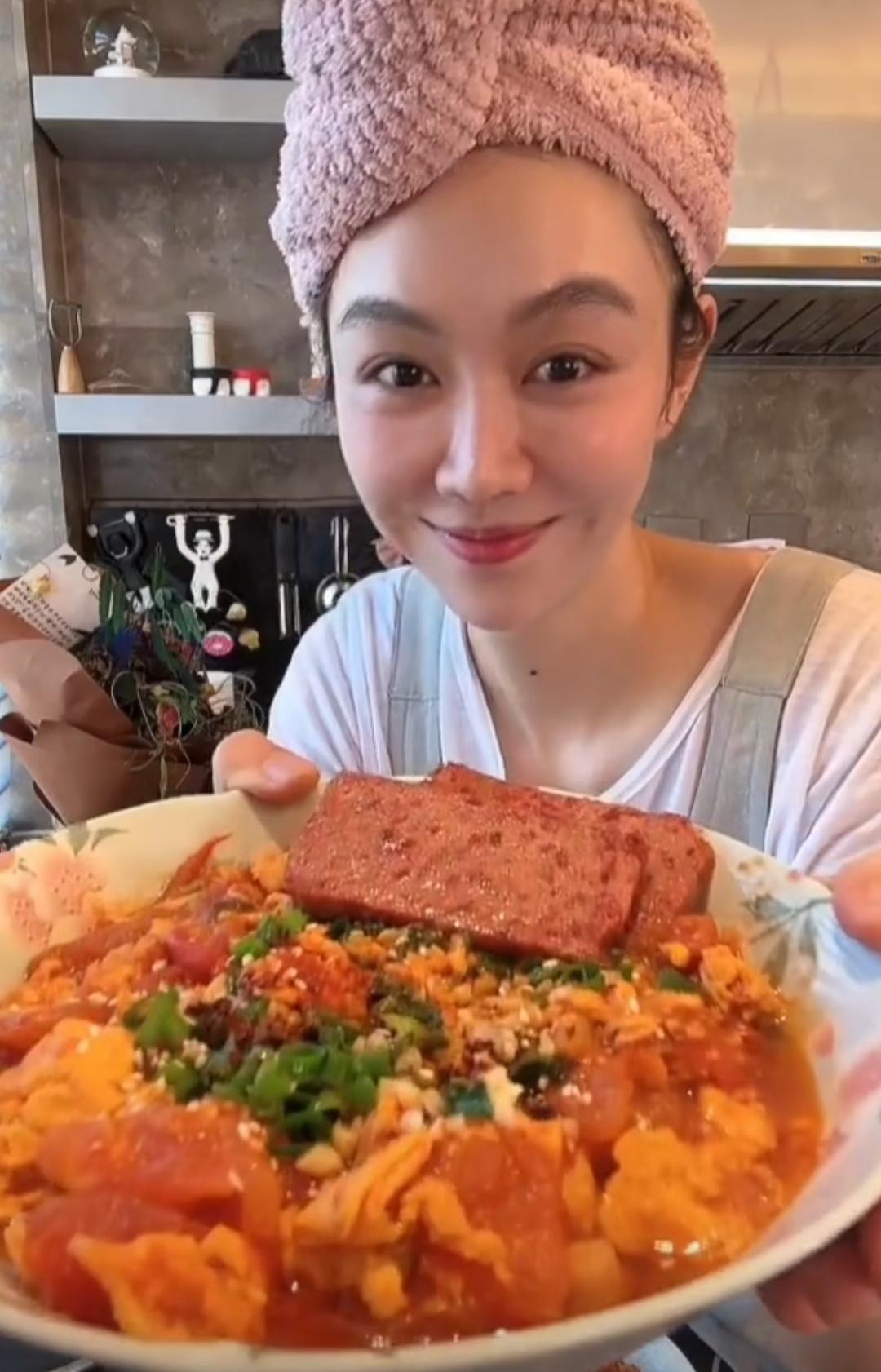 一碗无盐面高下立见！姜妍殷桃撕开综艺里的虚假体面！
最近追《中餐厅》，就因为两顿