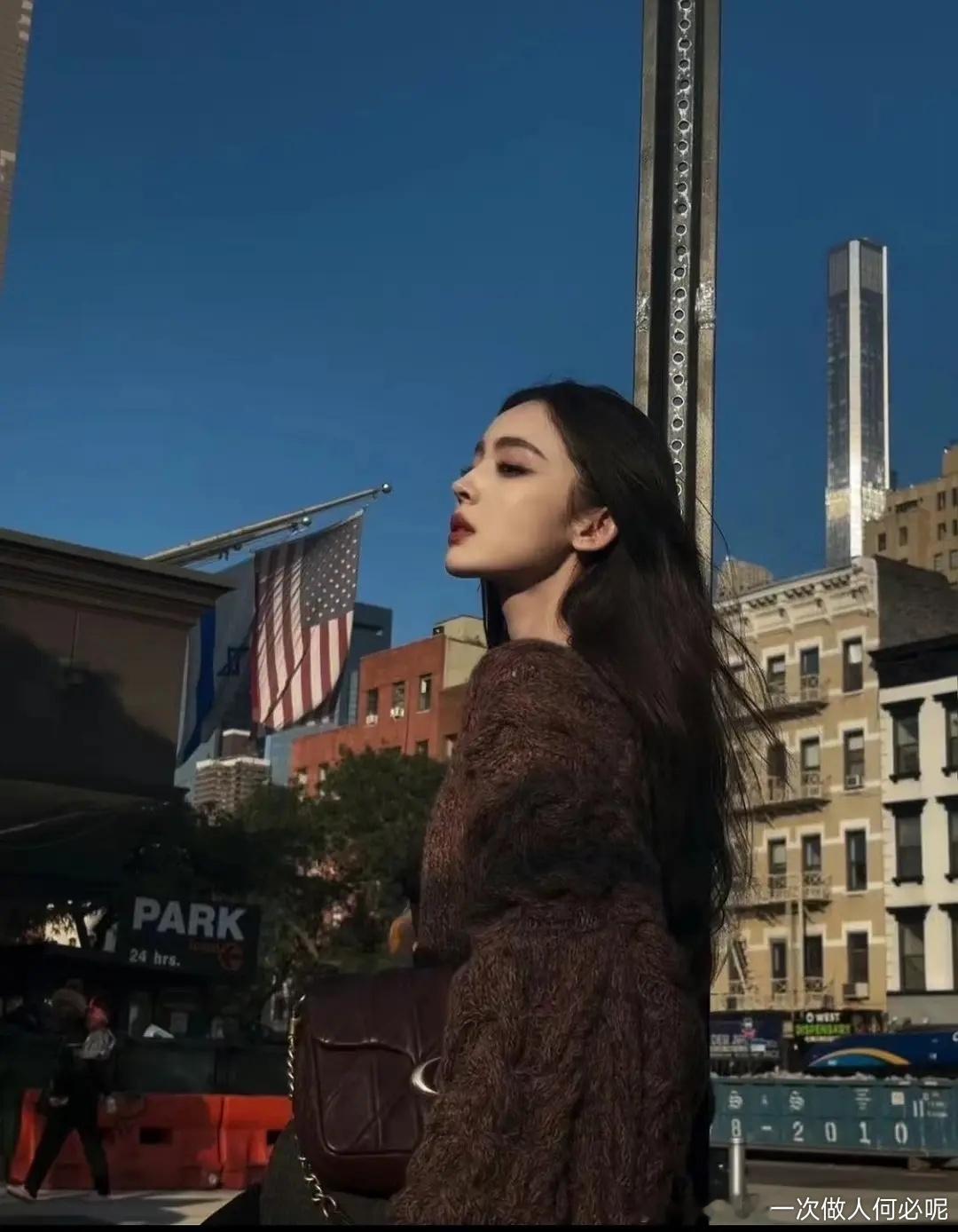 古力娜扎跟美国国旗合影[疑问]你们208真的一点国家意识没有啊[费解] ​​​