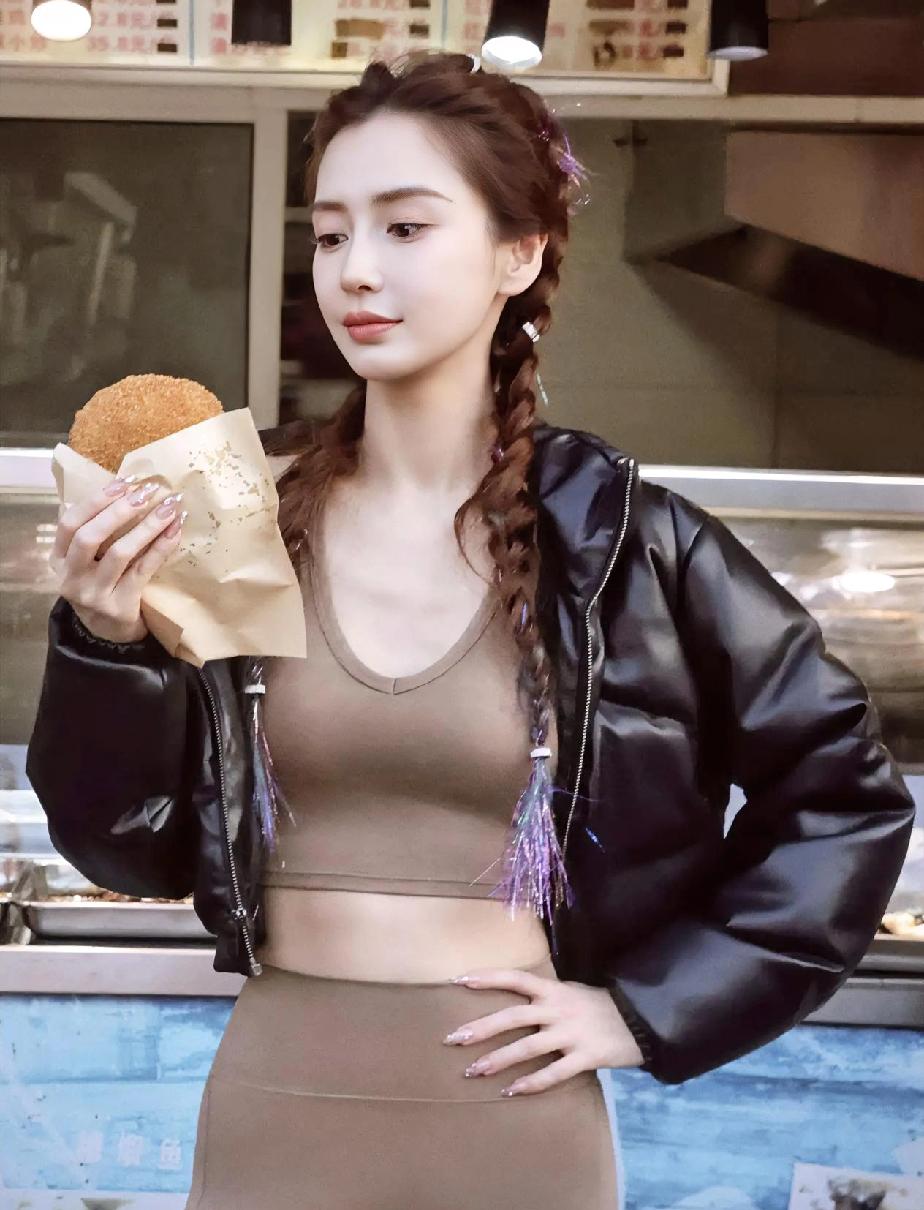 黄晓明是有多想不开，
这么如花般娇艳的老婆也舍得离啊！？