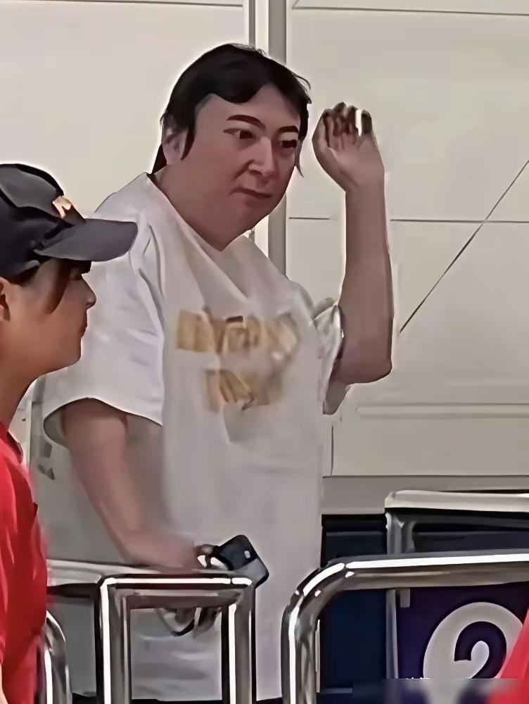 大老王不知道经历了什么，骨瘦如柴，人都瘦脱相了！
  而小王却像吹气的皮球，胖的