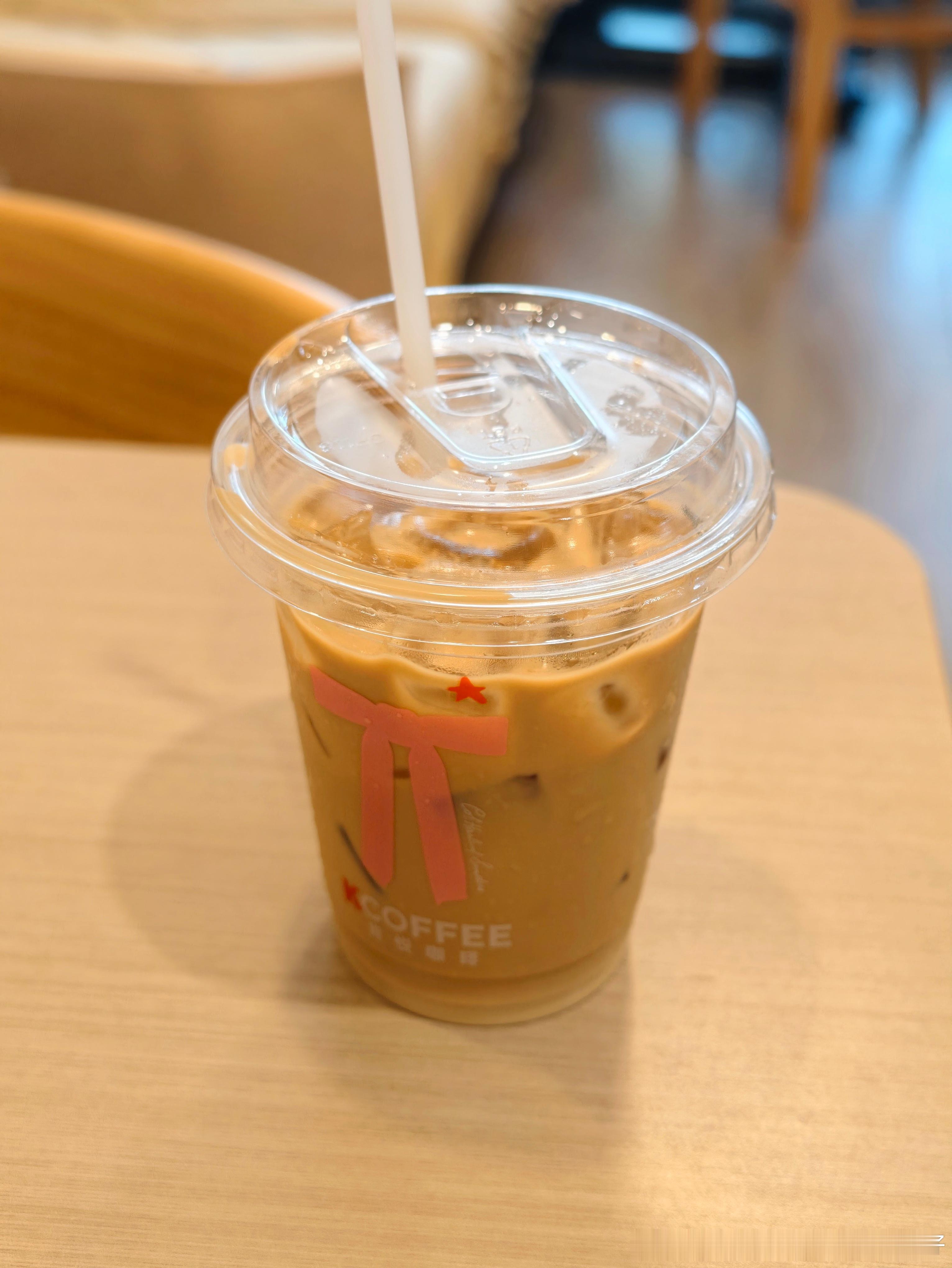 今天喝了能“杀死比赛”的肯悦咖啡很一般，非常一般，就是普通甜拿铁第一，没有瑞幸的