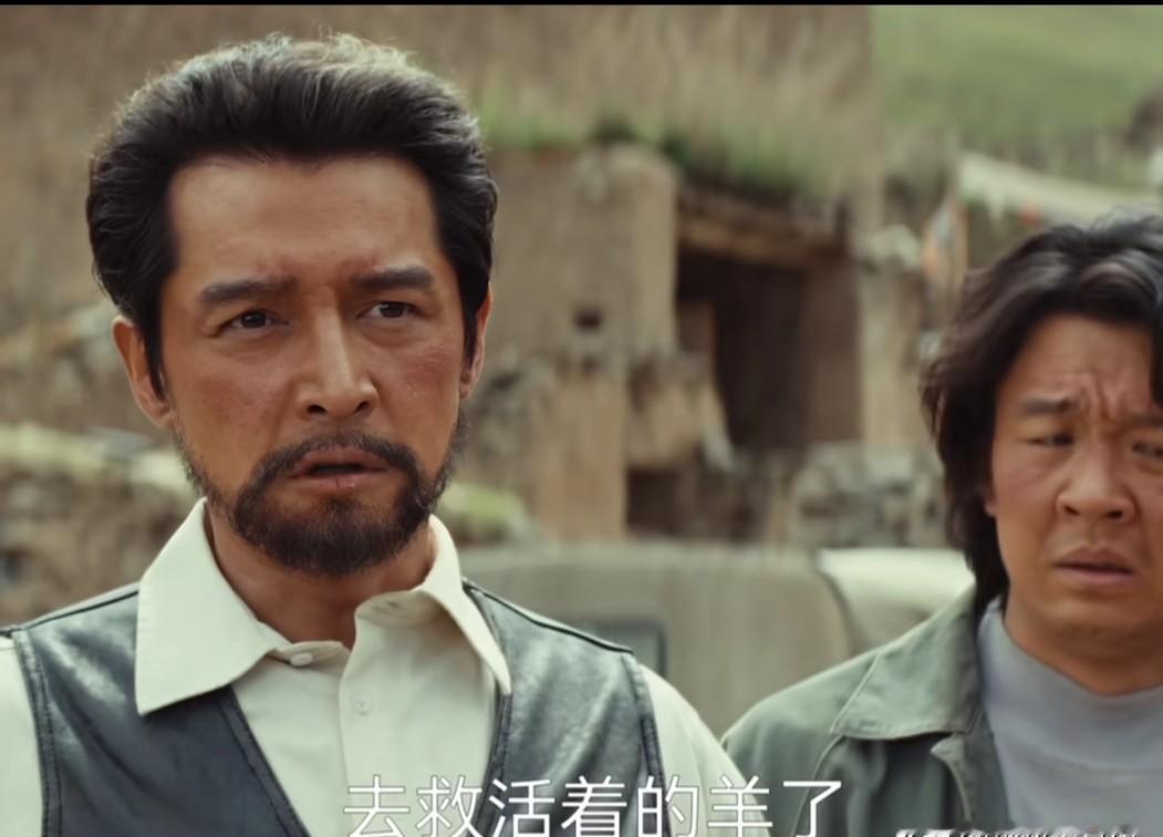 他告诉痛哭的妈妈：
“妈，别哭了，大不了你再生一个。
”
这不是不孝，也不是冷血