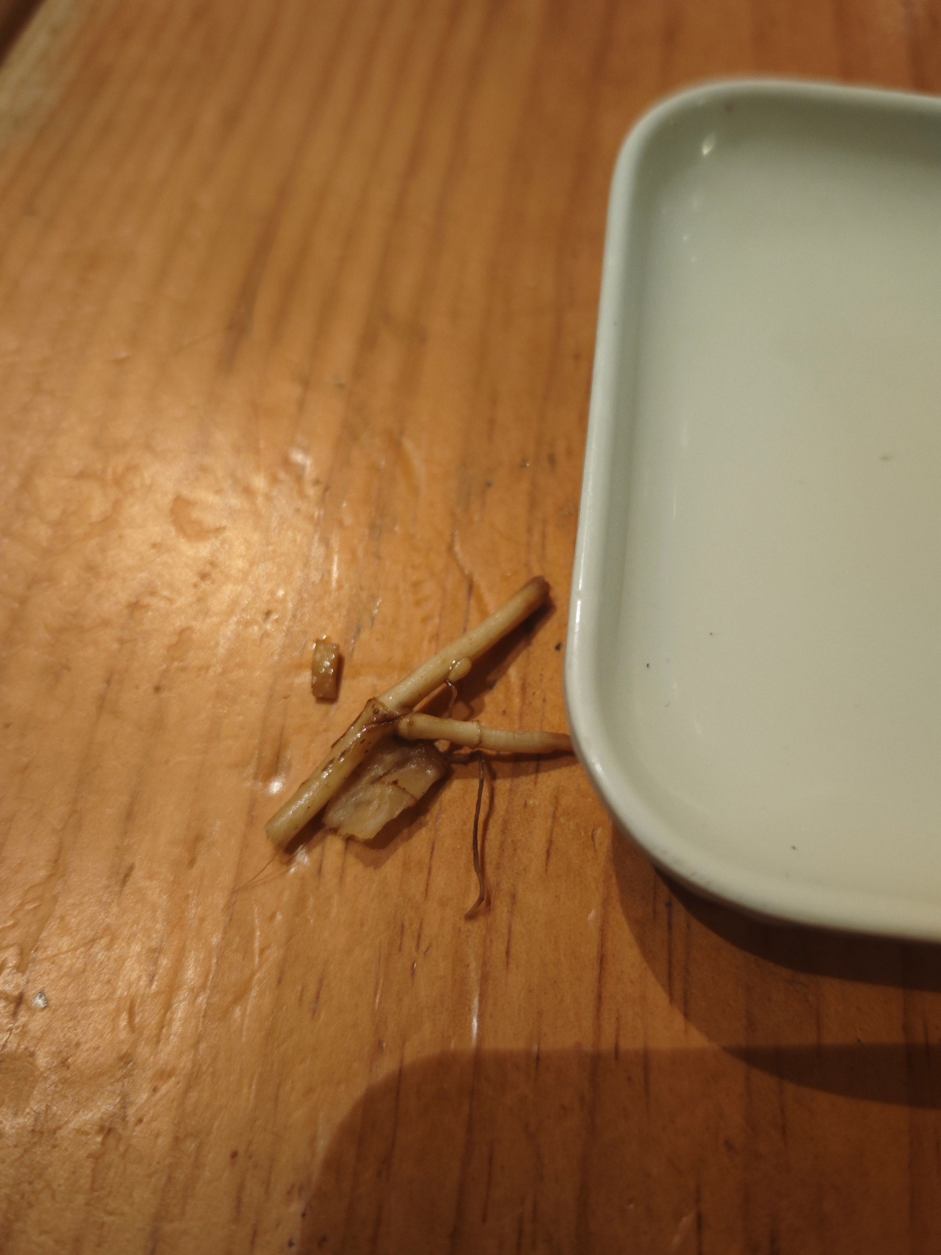 不是，什么人能吃的下去折耳根?就想一个刚从水里捞起来的鱼，身上还粘糊的味道