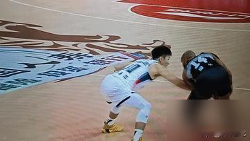 高诗岩，绝杀后哭了。
终场前1.2秒，他接球，出手，三分穿网。102-101，