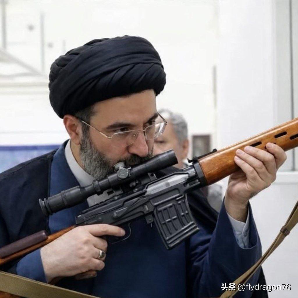 🚨🇮🇷📸伊朗新任最高领袖赛义德·穆杰塔巴·哈梅内伊。
